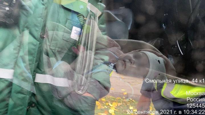 Семерых детей обнаружили за год в машинах под запрещающими парковку знаками в Москве
