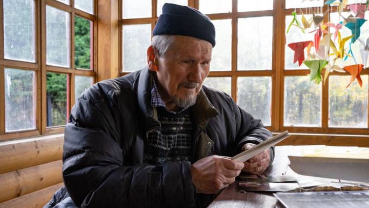 Смирнов показывает фотографии из личного архива