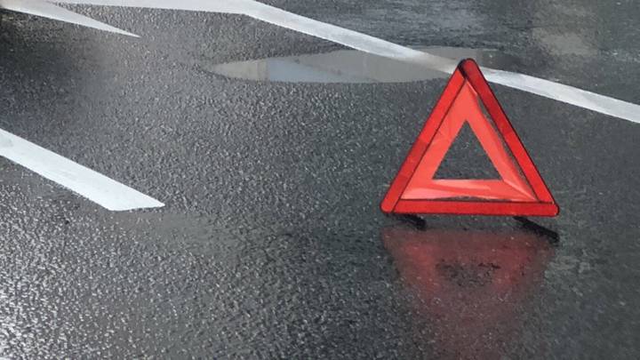 Автомобиль врезался в столб после ДТП в центре Москвы