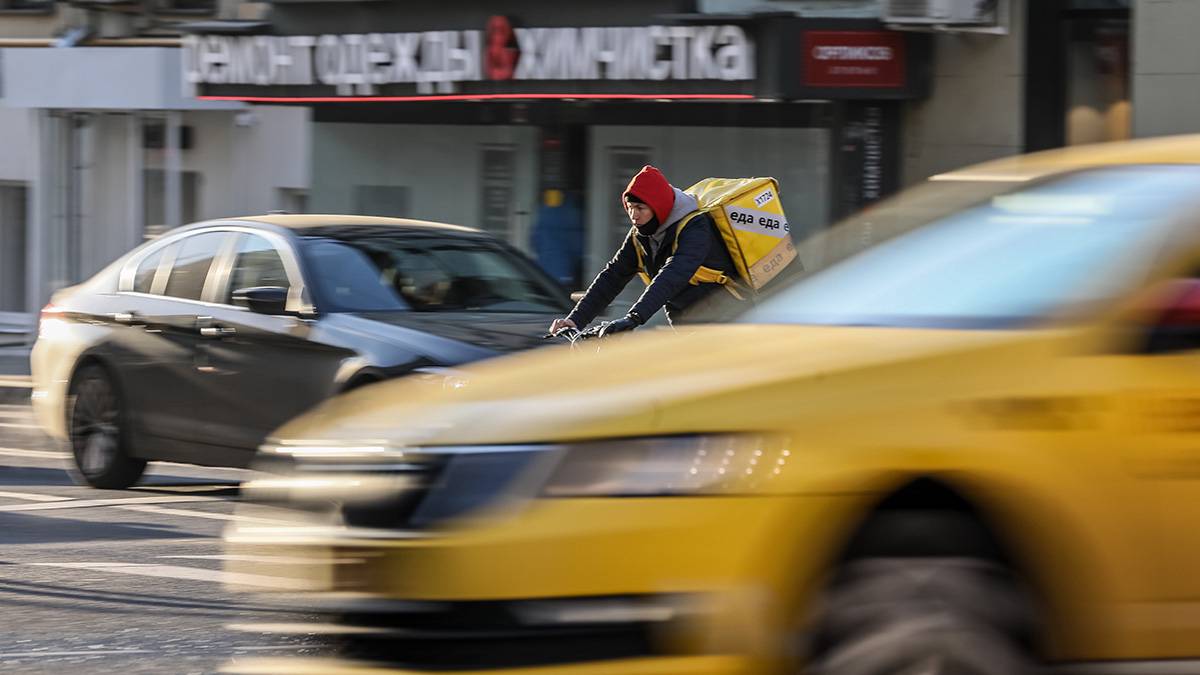 Полиция Петербурга задержала курьера, угрожавшего топором таксисту