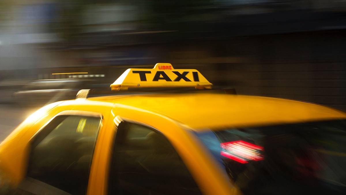 СМИ: Минтранс предложил запретить работать больше 12 часов водителям такси 