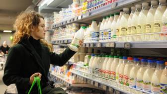 Почему нельзя пить кефир на ночь: объясняет врач