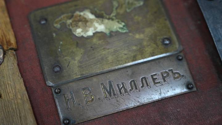 Следы времени: на отреставрированном сундуке сохранилась фамилия Миллер