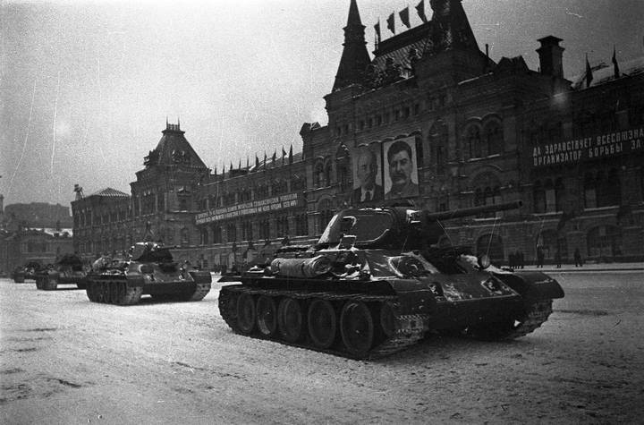 Советские средние танки Т-34 на параде на Красной площади
