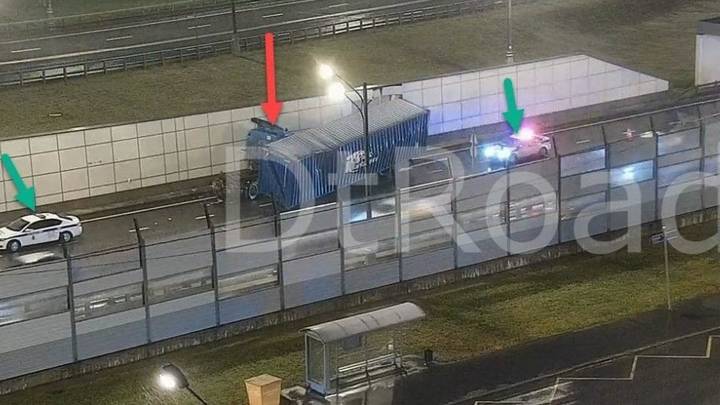 Движение затруднено на въезде в Северо-Западный тоннель из-за ДТП с грузовиком