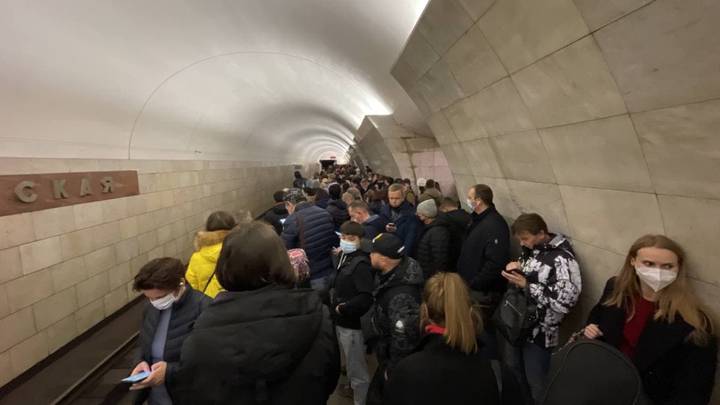 На Замоскворецкой линии метро нет движения поездов из-за проверки состава