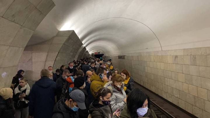Человек упал на пути на Серпуховско-Тимирязевской линии метро