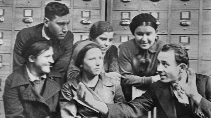 Заведующая фототекой Фотохроники ТАСС Надежда Орлова (слева) на летучке со своими сотрудниками