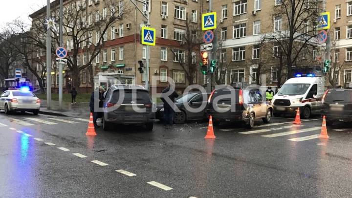 Авария с участием трех автомобилей произошла на востоке Москвы
