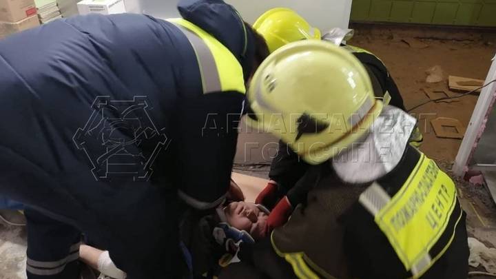 Появились снимки с места оказания помощи пострадавшим в ТЦ на севере Москвы