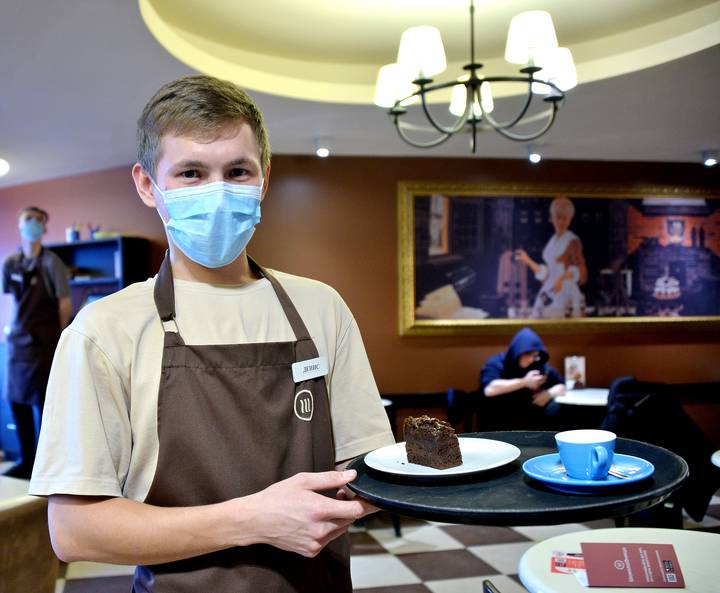 Официант столичного ресторана Денис Якубов за работой. Чтобы вернуть клиентов, общепит старается дать им высший уровень сервиса
