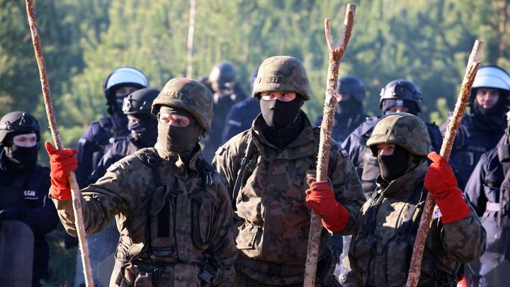 Польские полицейские и пограничники блокируют участок границы, где пытаются прорваться курды-беженцы