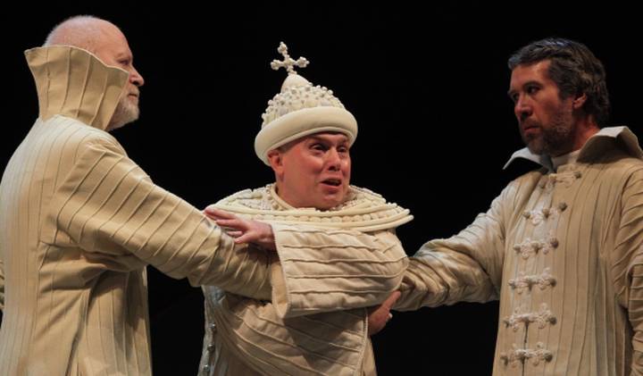 Заслуженный артист России Вячеслав Бутенко (Иван Шуйский), народный артист России Виктор Сухоруков (Царь Федор) и заслуженный артист России Валерий Яременко в роли Годунова (слева направо) в сцене из спектакля «Царство отца и сына»