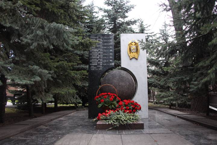 Мемориал с именами погибших офицеров-РУБОПовцев