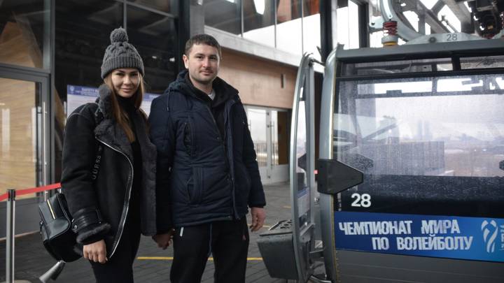 Супружеская пара Наталья и Василий Сагитовы, помимо годовщины открытия Московской канатной дороги, отмечают и важную для своей семьи дату — три года назад зародились их отношения. Воздушная трасса между Воробьевыми горами и Лужниками теперь одно из любимых мест пары в столице