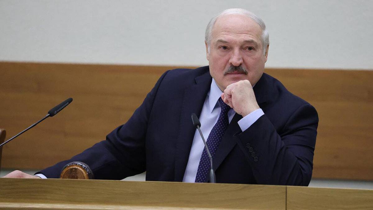 «Не дадим замерзнуть»: Лукашенко наколол дров для Европы
