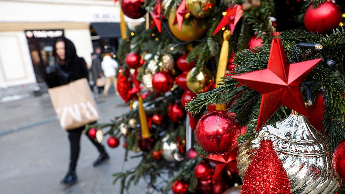 Москву начали украшать к новогодним и рождественским праздникам