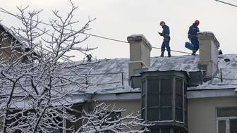 Прокуратура начала проверку падения ледяной глыбы на детскую коляску в Москве