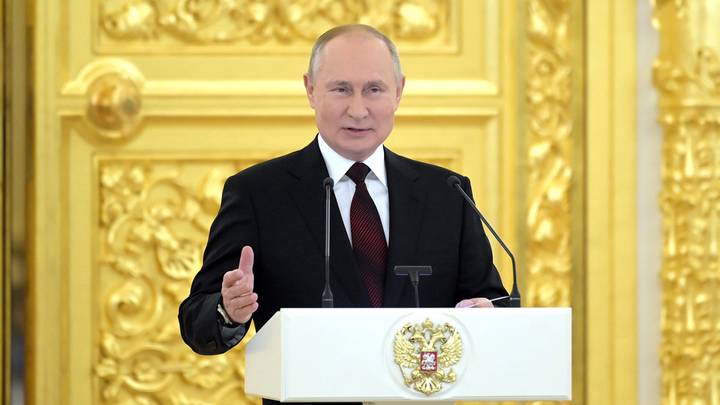 Путин вручил звезды Героев российским космонавтам и военным