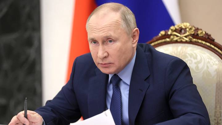 Владимир Путин подписал закон об усилении наказания за педофилию