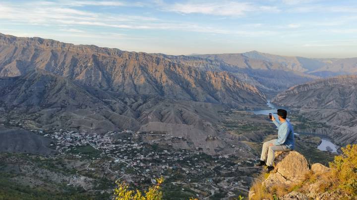 Начальник отдела информационного бюро Туристического информационного центра «Дагестан» Магомед Магомедов на горе в селе Гуниб