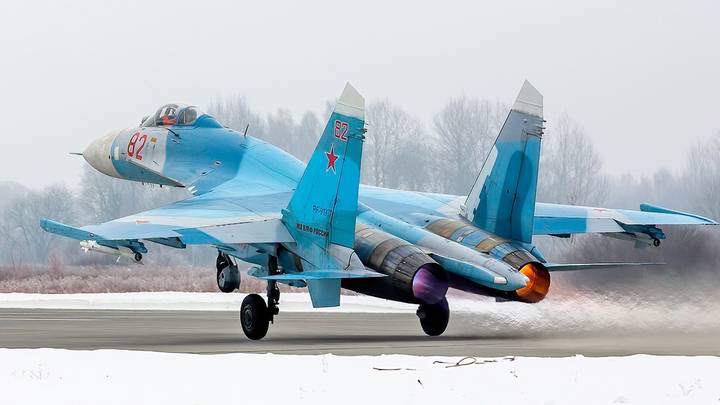 Российские истребители Су-27 сопроводили французские самолеты над Черным морем