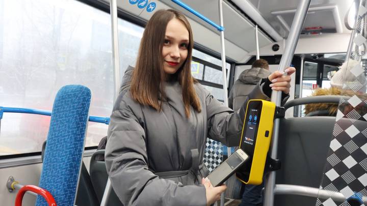 Первые терминалы для льготной оплаты проезда «СберТройкой» запустили в автобусах Тулы