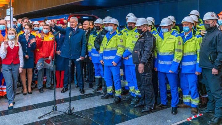 Мэр Москвы Сергей Собянин (в центре) поздравил сотрудников метрополитена и строителей с запуском движения по новому участку БКЛ