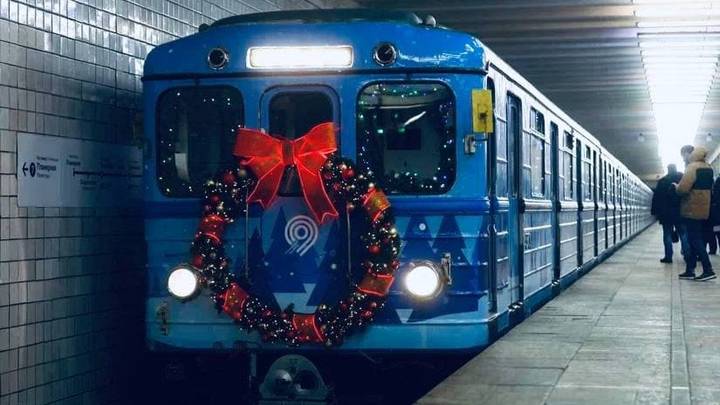 Новогодний состав «Еж-3» запустили в столичном метро