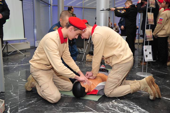 Профессия — спасать: как московские кадеты и юнармейцы готовятся к службе в МЧС России