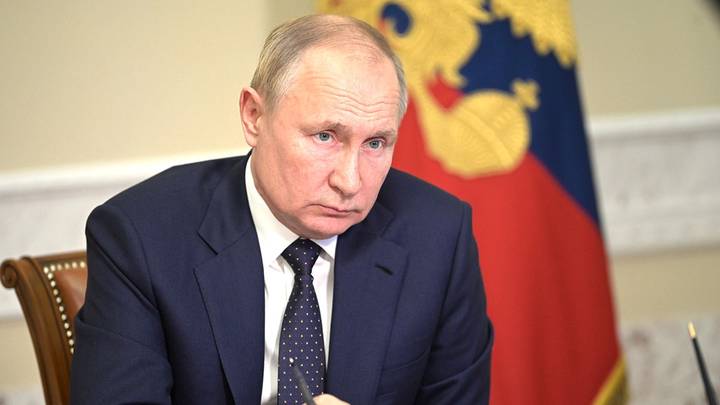 Путин поручил выплатить по 10 тысяч рублей семьям школьников в Донбассе