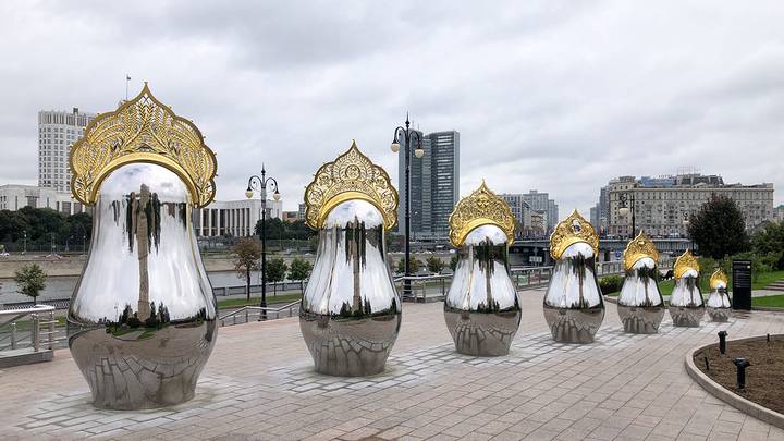 Арт-объект в виде семи зеркальных матрешек в золотых кокошниках перед гостиницей «Украина» / Фото: Мобильный репортер / АГН Москва