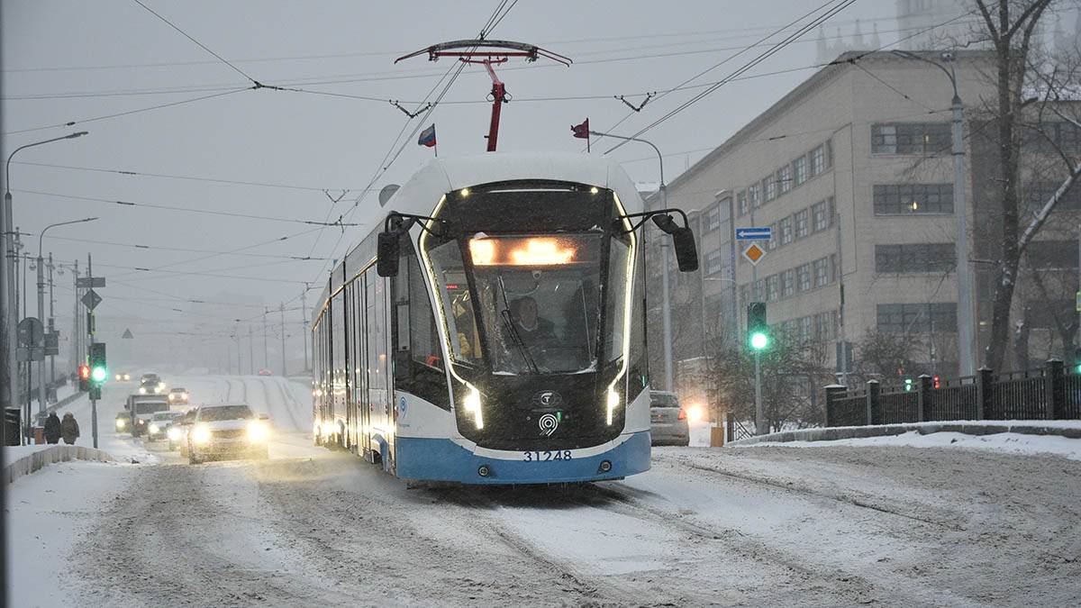 Ряд трамваев задерживались на востоке Москвы из-за машины на путях