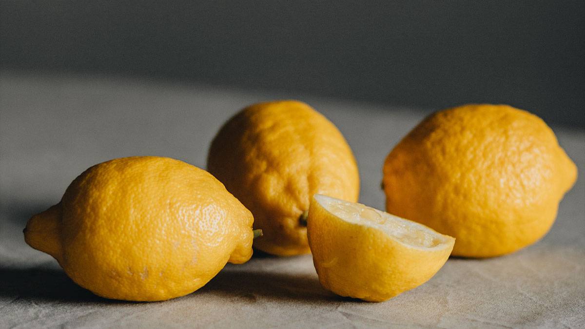 Домохозяйкам посоветовали запечь в духовке лимон для ее очищения