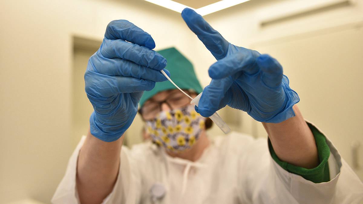 Обоняние больше не пропадает: иммунолог Болибок перечислил новые симптомы коронавируса