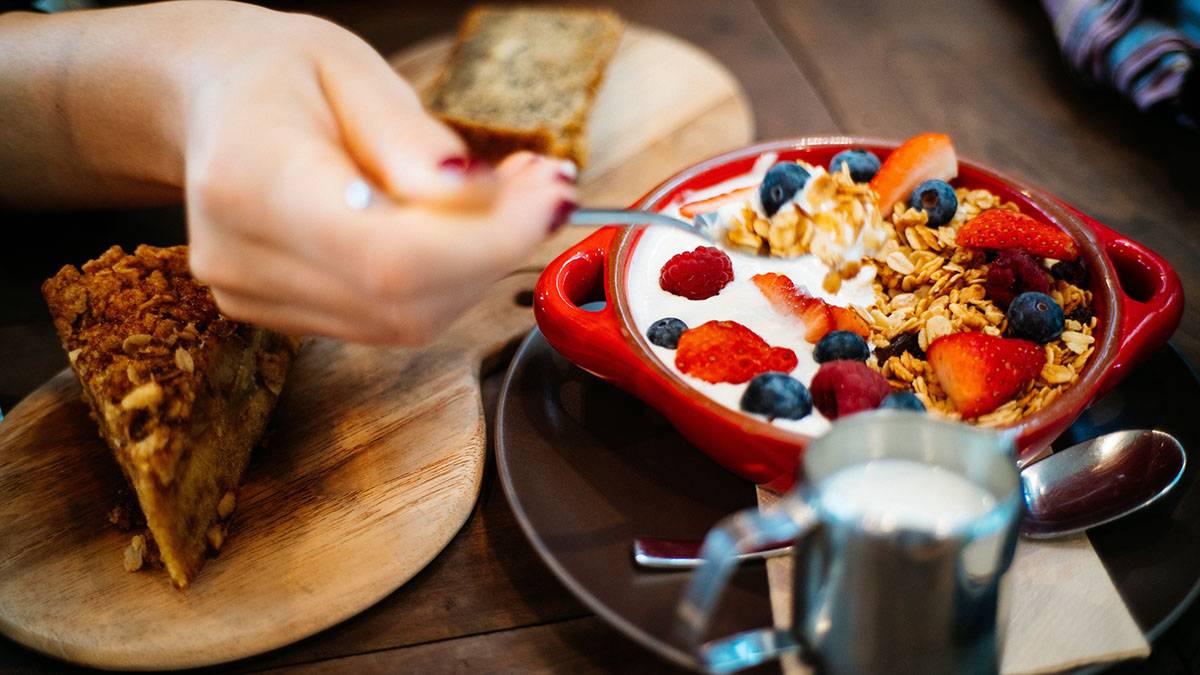 Диетологи назвали три продукта на завтрак, которые помогут похудеть