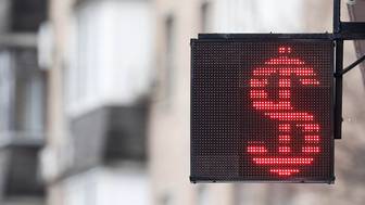 Центробанк резко понизил курсы доллара и евро более чем на два рубля