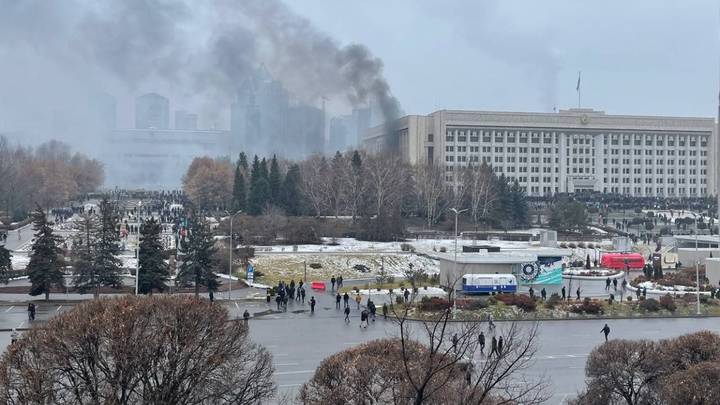 Режим чрезвычайного положения объявили во всем Казахстане из-за беспорядков