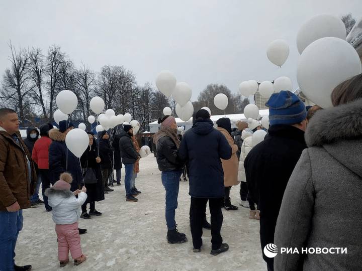 Жители Костромы простились с убитой пятилетней девочкой