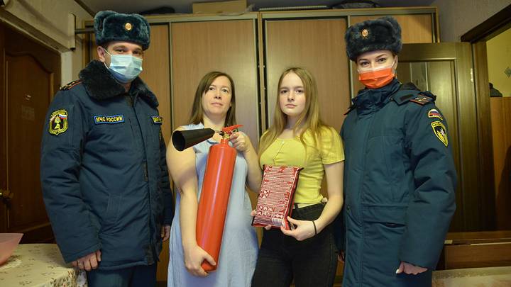 МЧС вручают семьям огнетушители / Фото: Анна Малакмадзе / Вечерняя Москва