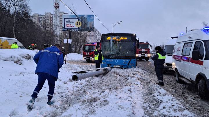 Автобус и легковушка столкнулись на Варшавском шоссе в Москве