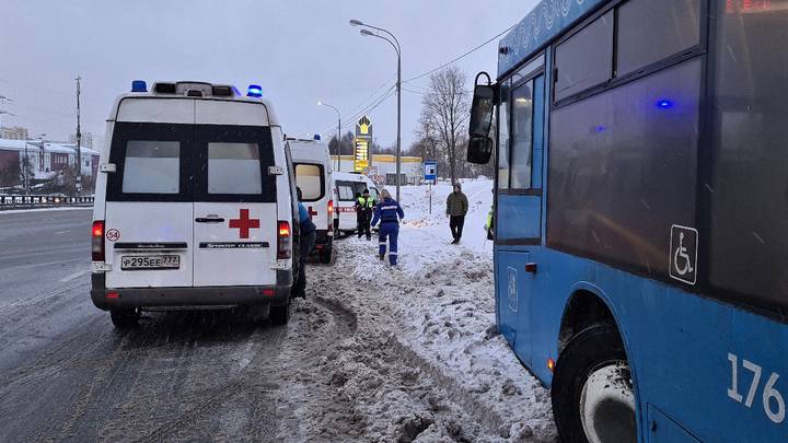 Автобус и легковушка столкнулись на Варшавском шоссе в Москве