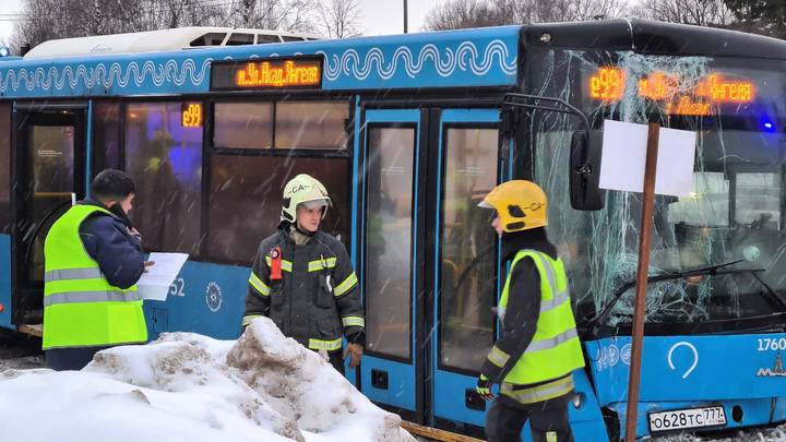 Момент столкновения легковушки с автобусом на Варшавском шоссе попал на видео