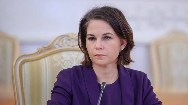 Бербок заявила, что ЕС введет санкции против Путина и Лаврова