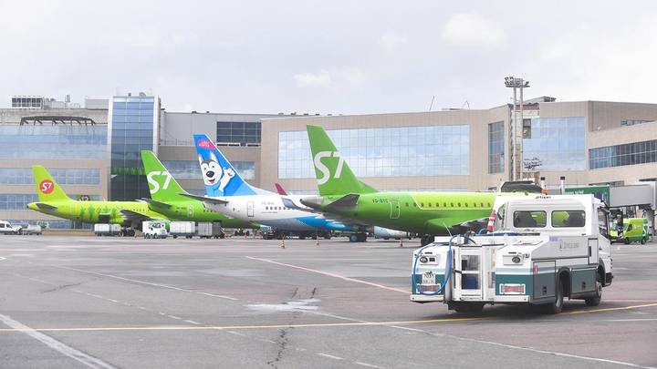 Самолет авиакомпании S7 Airlines резко прервал взлет в аэропорту Новосибирска