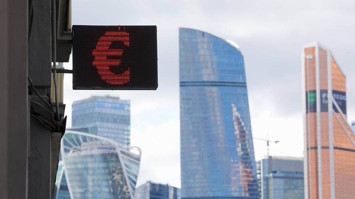 Курс евро на Мосбирже опустился ниже 53 рублей впервые с апреля 2015 года