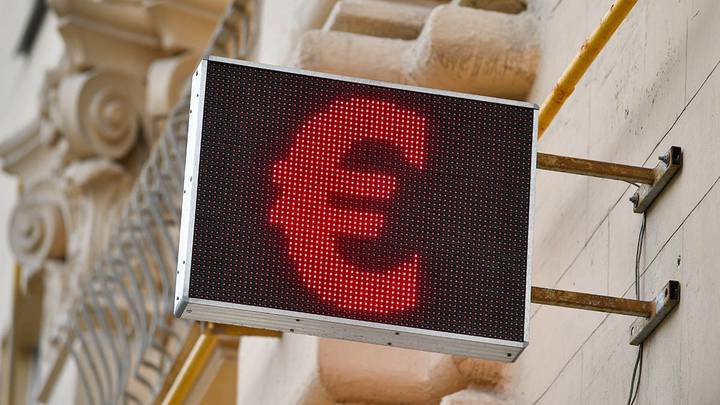 Курс евро на Московской бирже упал ниже 62 рублей впервые с мая 2017 года