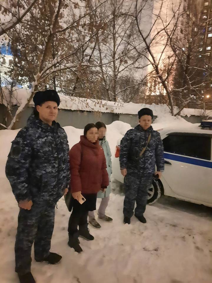 Росгвардейцы в Москве вернули родителям потерявшуюся дочь