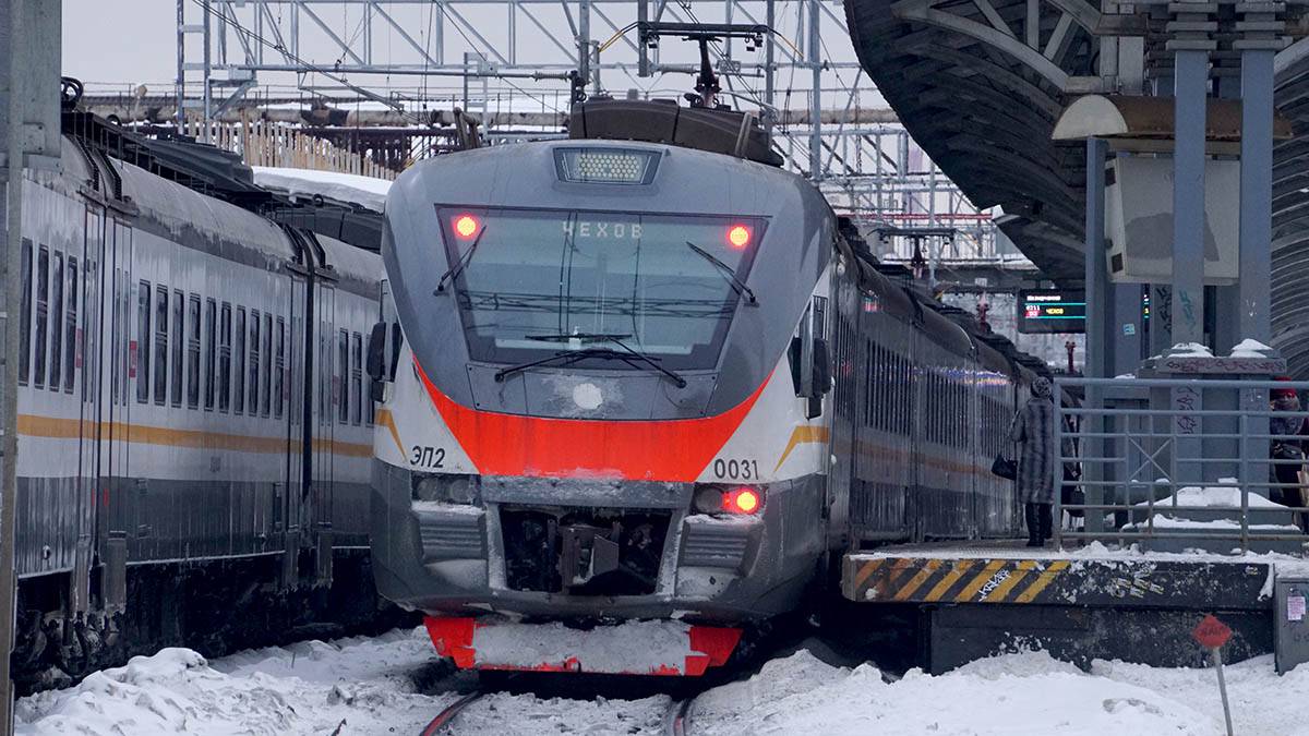 Два вагона сошли с рельс из-за столкновения поезда с машиной на Савеловском направлении МЖД