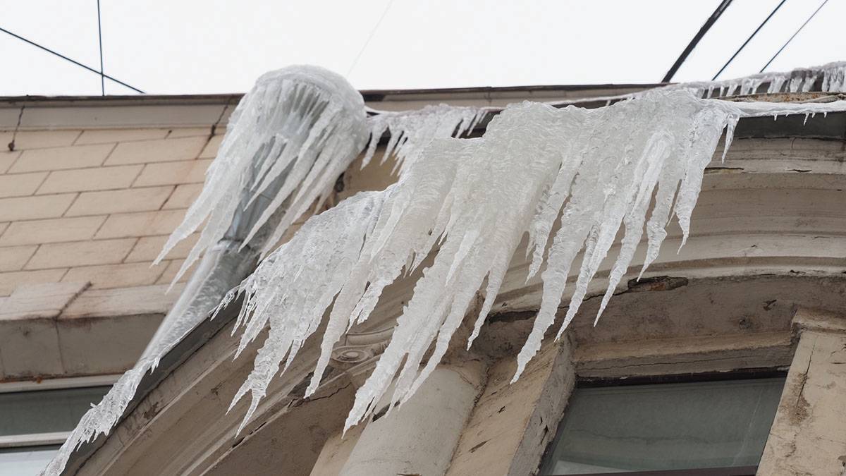СМИ: Лед упал с крыши дома на девочку-подростка в центре Москвы